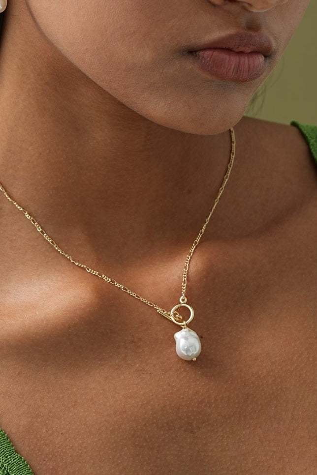 Elegant necklace with golden pearl