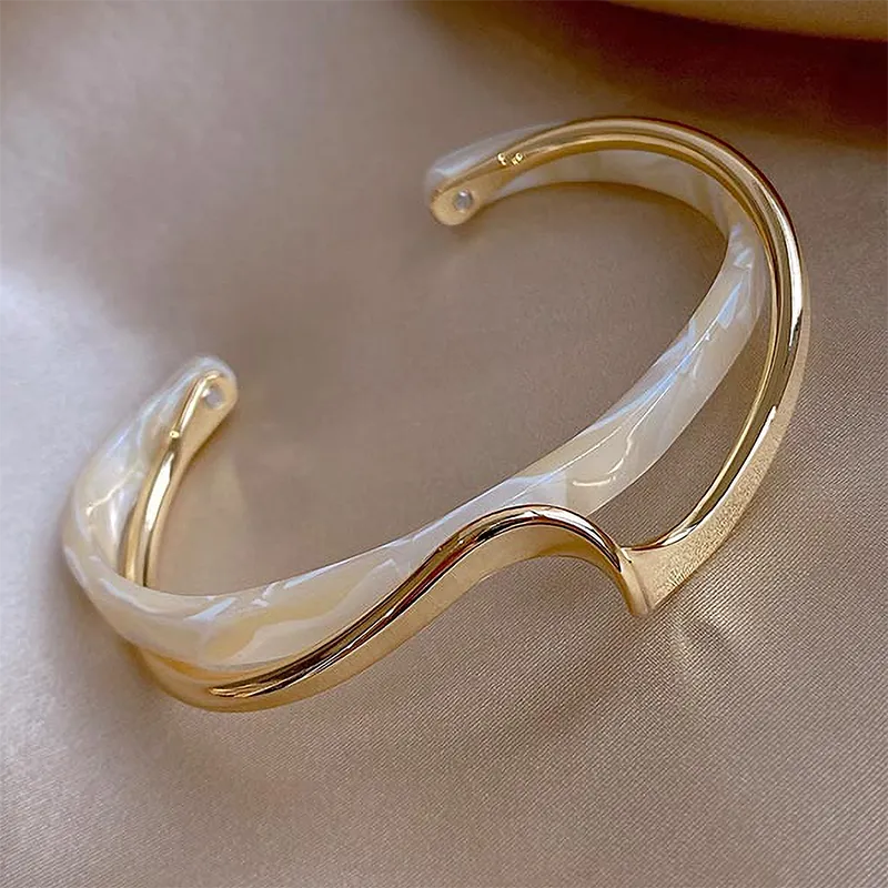 Elegant Open Bracelet Made of White Enamel and Gold