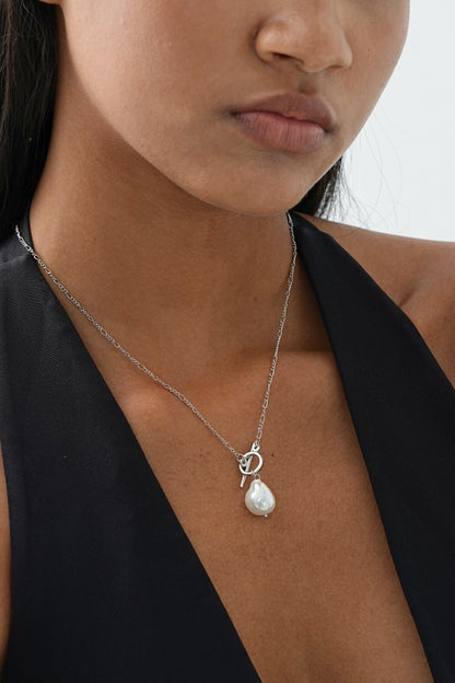 Elegant necklace with golden pearl