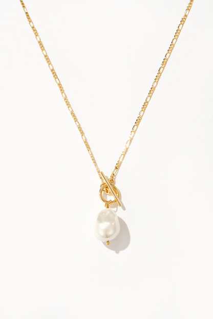 Elegant necklace with golden pearl