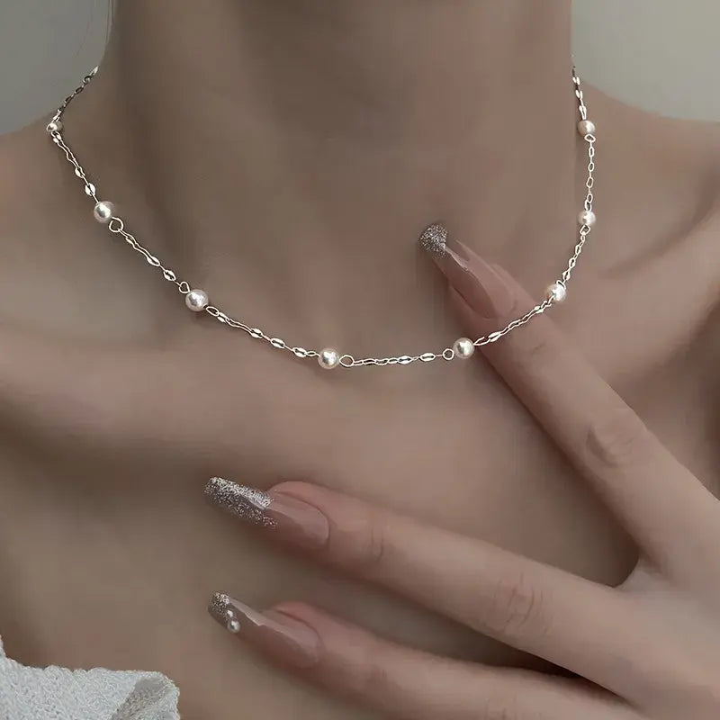 Elegant necklace with luminous pearls