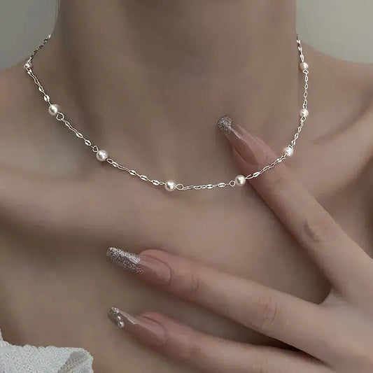 Elegant necklace with luminous pearls