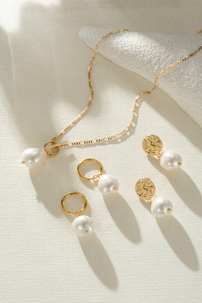 Elegant necklace with golden pearl